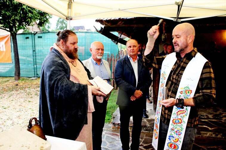 Slavnostní požehnání základního kamene na Modré